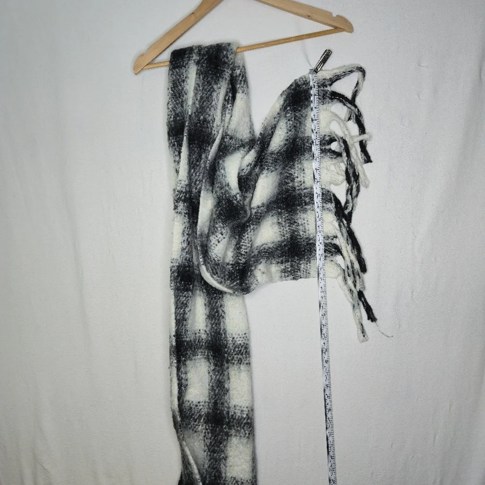 Aeropostale, super soft plaid, black and white oversized scarf​​​​ - Picture 3 of 6
